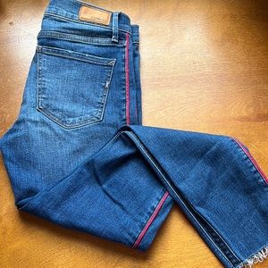 Express women’s stretch + ankle legging in mid rise. Red piping detail.